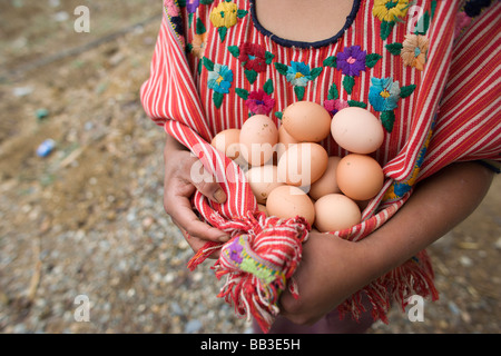 Femme portant des œufs, La Cumbre, village à l'extérieur de Ixtahuacan, au Guatemala. Banque D'Images