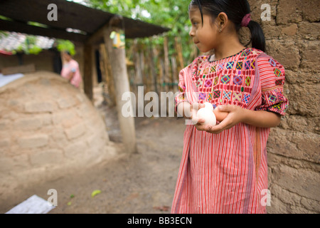 Young Girl holding oeufs, Ixtahuacan, au Guatemala. Banque D'Images