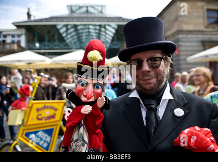 Un professeur et Mr Punch dans la piazza à Covent Garden à Londres. Banque D'Images