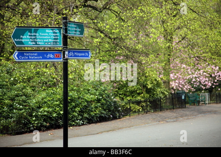 Panneaux de direction pour la promenade Kelvin et le National cycle Network route 7 dans le parc Kelvingrove, West End de Glasgow, Écosse, Royaume-Uni Banque D'Images