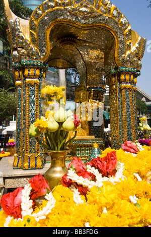 Les quatre face à quatre bras Erawan Shrine (San Phra Phrom) en face du Grand Hyatt Erawan, Bangkok, Thaïlande, Asie du sud-est Banque D'Images