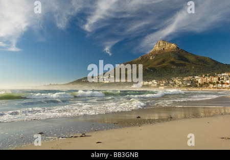 Vue sur Lions Head à partir de Camps Bay. Cape Town, Afrique du Sud Banque D'Images