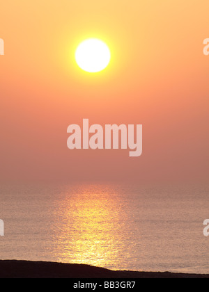 Magnifique coucher de soleil sur la mer sur la côte de Cornouailles. Banque D'Images