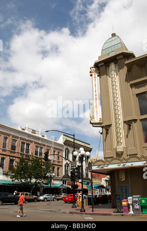 Coin de g street & 5th avenue pacific theatres (R) et l'édifice de l'cole (L) Gaslamp quarter San Diego California usa Banque D'Images