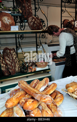 Paris France, boulangerie française à l'intérieur de la femme Clerk avec des « pains français » à la baguette « Fête du pain », boulangerie intérieure france Banque D'Images