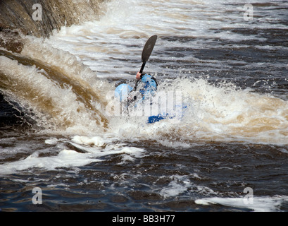 La kayakiste pratiquant roule à Boulter's Weir, Tamise, Maidenhead Banque D'Images