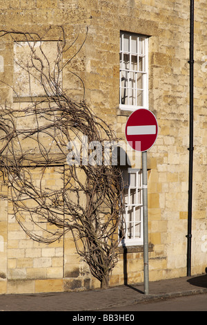 Rouge avec une barre blanche pas d'entrée panneau de circulation circulaire Banque D'Images