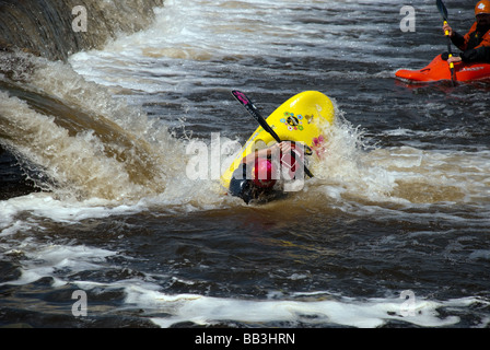 Les kayakistes pratiquant roule à Boulter's Weir, Tamise, Maidenhead Banque D'Images