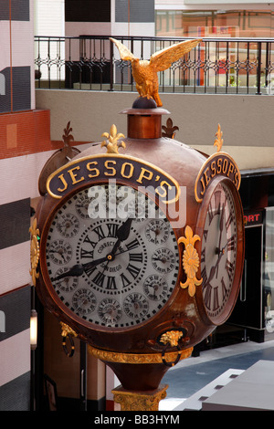 L'horloge de jessop achevé en 1907 qui indique l'heure en principe dans le monde entier à Horton Plaza San Diego États-Unis Banque D'Images