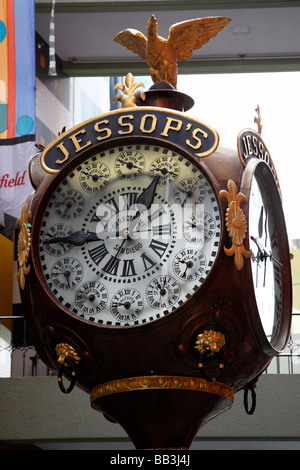 L'horloge de jessop achevé en 1907 qui indique l'heure en principe dans le monde entier à Horton Plaza San Diego États-Unis Banque D'Images