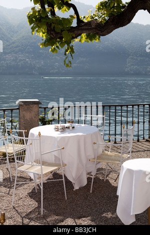 Terrasse au bord de l'eau à la VILLA D'ESTE HOTEL À CERNOBBIO, Lac de Côme, Italie Banque D'Images