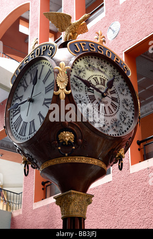 L'horloge de jessop achevé en 1907 qui indique l'heure en principe dans le monde entier à Horton Plaza San Diego États-Unis Banque D'Images