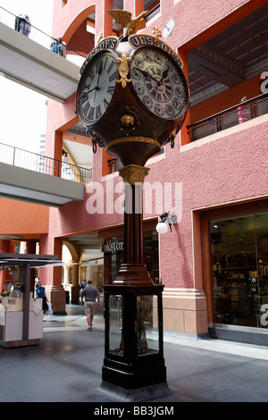 L'horloge de jessop achevé en 1907 qui indique l'heure en principe dans le monde entier à Horton Plaza San Diego États-Unis Banque D'Images