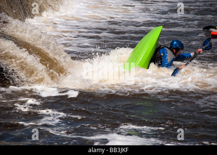 La kayakiste pratiquant roule à Boulter's Weir, Tamise, Maidenhead Banque D'Images