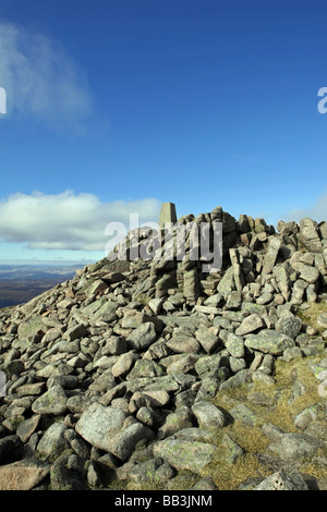 Le Trig Point au sommet de la montagne désireux de munro Glen Esk, Angus, Scotland, UK Banque D'Images