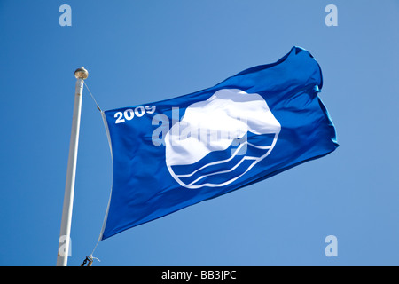 Drapeau bleu pour indiquer les normes de qualité de l'eau plage UK Banque D'Images