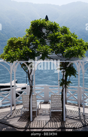 VILLA D'ESTE HOTEL DE LUXE WATERFRONT terrasse avec chaises DOUBLE PLACE. Le lac de Côme, Cernobbio, Italie Banque D'Images