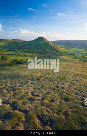 Vue depuis l'Lawley vers Caer Caradoc Hill et Long Mynd Shropshire England UK Banque D'Images