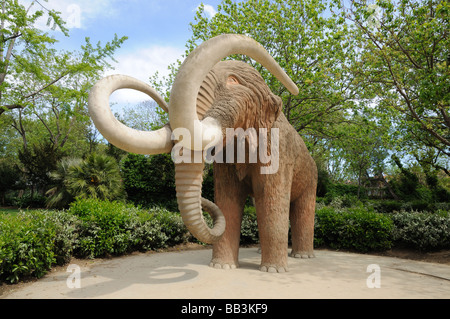 Statue de mammouth dans le Parc de la Ciutadella à Barcelone, Espagne Banque D'Images