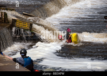 Les kayakistes pratiquant roule à Boulter's Weir, Tamise, Maidenhead Banque D'Images