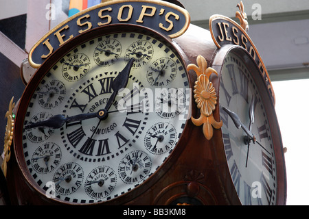 L'horloge de jessop achevé en 1907 qui indique l'heure en principe dans le monde entier à Horton Plaza San Diego États-Unis Banque D'Images