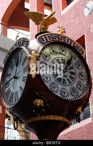 L'horloge de jessop achevé en 1907 qui indique l'heure en principe dans le monde entier à Horton Plaza San Diego États-Unis Banque D'Images