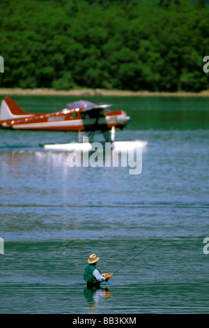 Amérique du Nord, USA, Alaska, Katmai National Park. La pêche à la mouche et d'un hydravion sur le lac Naknek Banque D'Images