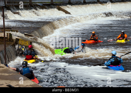 Les kayakistes pratiquant roule à Boulter's Weir, Tamise, Maidenhead Banque D'Images