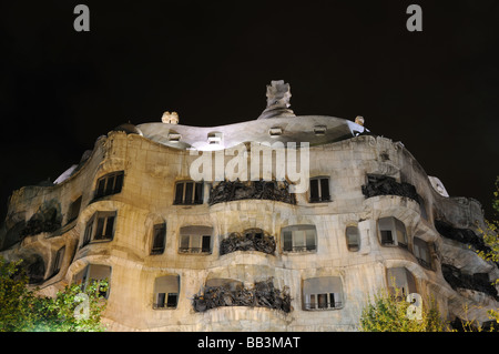 La Pedrera est éclairée la nuit, Barcelone Espagne Banque D'Images