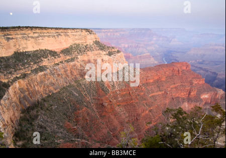 USA, Arizona, Grand Canyon NP, la pleine lune se couche sur le Grand Canyon de Point Hopi Banque D'Images
