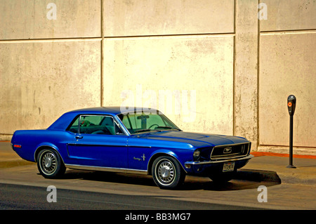 Vintage 1966 Ford Mustang s'assied à un parcomètre sur une rue urbaine, la voiture de muscle d'antan est restauré à la perfection Banque D'Images