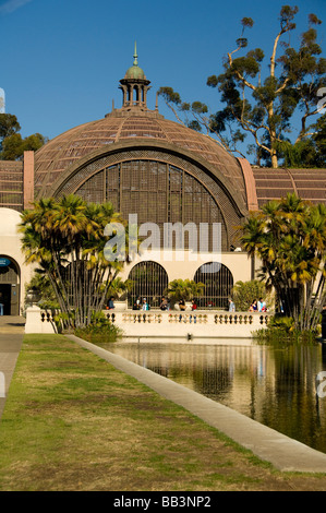 La Californie, San Diego. Balboa Park, jardin botanique, Bâtiment historique vers 1915 et l'étang aux nymphéas. Banque D'Images