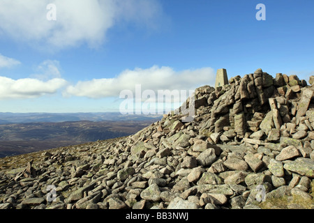 Le Trig Point au sommet de la montagne désireux de munro Glen Esk, Angus, Scotland, UK Banque D'Images