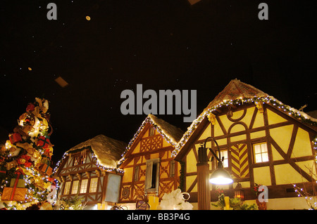 Amérique du Nord USA Massachusetts South Deerfield. Modèles de maisons & glowing stars décorer le village bavarois au Yankee Candle Banque D'Images