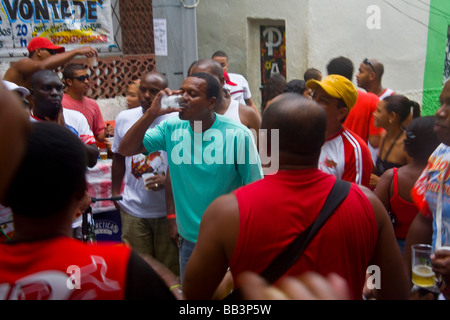 Une partie de la samba dans une ruelle de Dona Santa Marta bidonville favela à Rio de Janeiro, Brésil, qui est maintenant en sécurité par la police permanente Banque D'Images