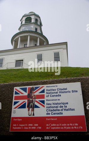 Le Canada, la Nouvelle-Écosse, Halifax. Lieu historique national de la Citadelle, vieille ville Horloge (symbole de la ville) dans la distance. Banque D'Images