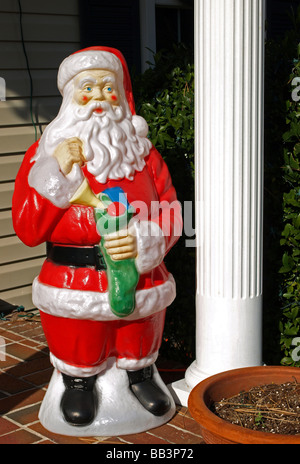 Père Noël Saint Nicolas Saint Nick lifesize statue en plastique avec ornement rouge lumineux vêtements chapeau et barbe blanche dans des bottes noires Banque D'Images