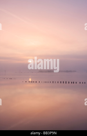 À l'aube de l'estuaire de Blythburgh sur une brume froide et frosty matin à Suffolk Banque D'Images