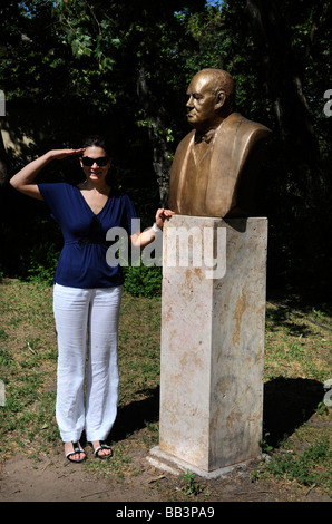 Une jeune fille hongroise salue la statue de Winston Churchill à City Park Budapest le buste a été dévoilé en 2003 Banque D'Images