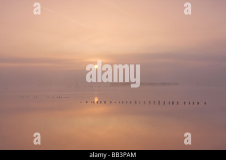 À l'aube de l'estuaire de Blythburgh sur une brume froide et frosty matin à Suffolk Banque D'Images