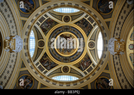 Le plafond décoratif dans l'atrium de la Thermes Széchenyi à Budapest Hongrie Banque D'Images