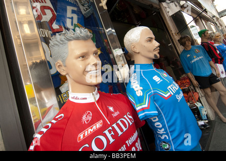 Boutique de vélo et bandes de l'équipe de football à Rome Banque D'Images