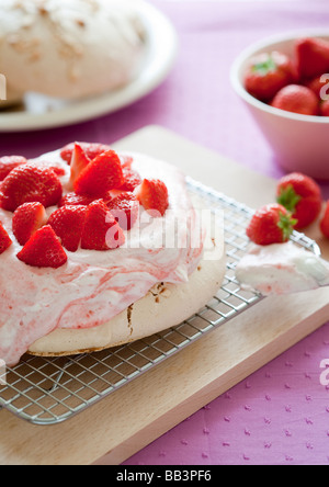 Delicious strawberry pavlova surmontée de fraises fraîches Banque D'Images