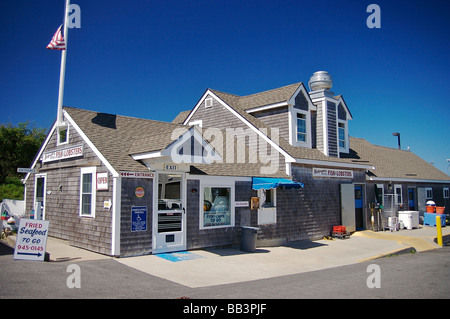 Amérique du Nord, USA, Massachusetts, à Chatham. Marché de Fruits de mer dans un immeuble de bardeaux près de l'Embarcadère de Chatham Banque D'Images