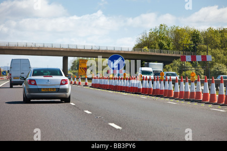 La conduite dans un contresens sur un système de travaux routiers autoroute britannique Banque D'Images