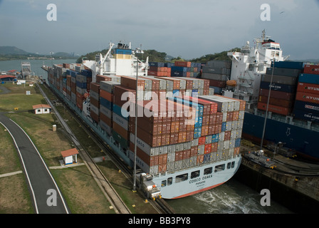 Un navire Panamax a environ 2 pieds de manoeuvre quand il passe par Miraflores Lock sur le Canal de Panama Banque D'Images