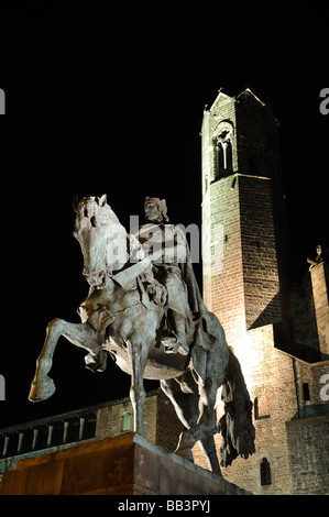 Statue du comte Ramon Berenguer IV sur la Placa Ramon Berenguer el Gran à Barcelone, Espagne Banque D'Images