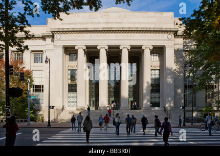 Le Massachusetts Institute of Technology ou MIT. Le bâtiment Rogers est l'entrée principale, Cambridge, Massachusetts, USA. Banque D'Images