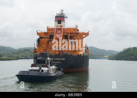 Un cargo passant par le lac Gatun sur le Canal de Panama Banque D'Images