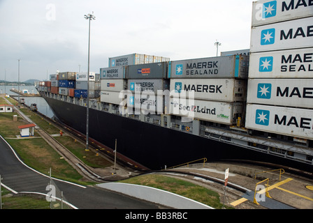 Un navire Panamax a environ 2 pieds de manoeuvre quand il passe par Miraflores Lock sur le Canal de Panama Banque D'Images